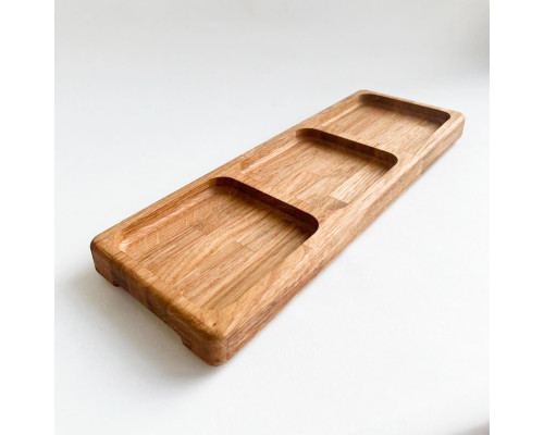 Dubový servírovací podnos rozdělený na 3 porce – praktický a elegantní dřevěný tác pro servírování jídel