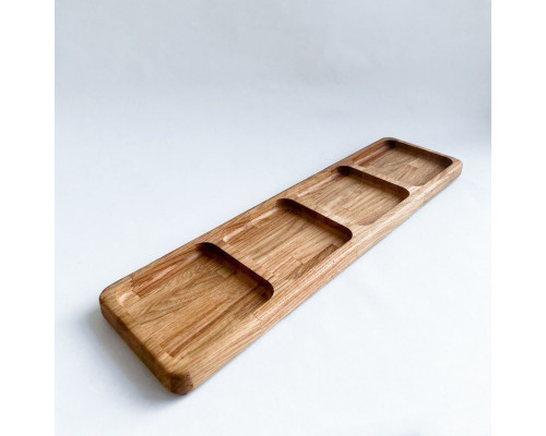 Dubový servírovací podnos rozdělený na 4 porce, vyrobený z přírodního dřeva s viditelnou strukturou dubu