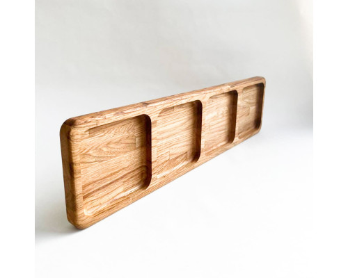 image_1 Dubový servírovací podnos rozdělený na 4 porce, vyrobený z přírodního dřeva s viditelnou strukturou dubu