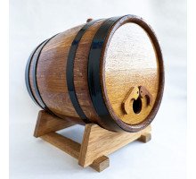 Dřevěný sud o objemu 15 litrů určený pro systém Bag-in-Box – elegantní řešení pro čepování vína nebo džusu