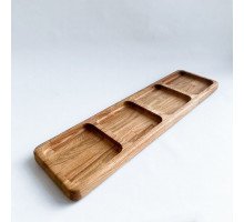 Dubový servírovací podnos rozdělený na 4 porce, vyrobený z přírodního dřeva s viditelnou strukturou dubu