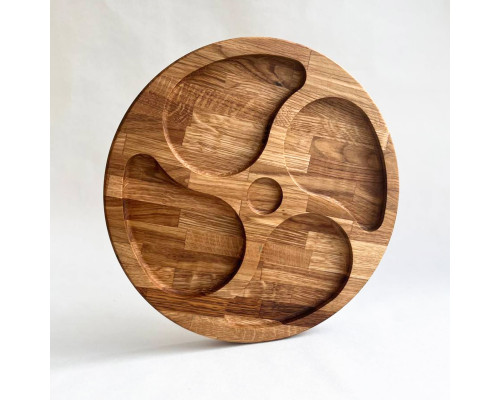 Dřevěný servírovací talíř z dubu s 4+1 – kulatý tác s rozdělením 4+1 na ořechy, sýry a tapas