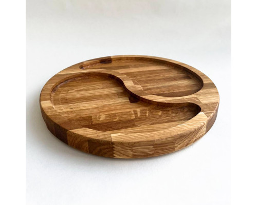 image_4 Servírovací talíř dělený z masivního dubového dřeva, průměr 280 mm, přírodní rustikální design s praktickou přihrádkou pro oddělení pokrmů.