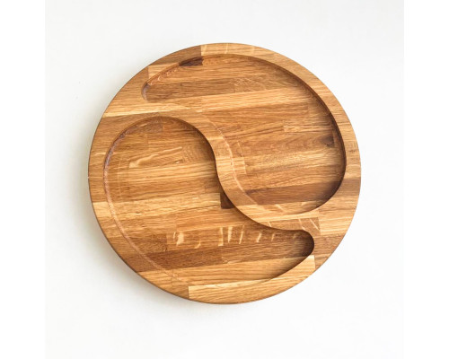 image_1 Servírovací talíř dělený z masivního dubového dřeva, průměr 280 mm, přírodní rustikální design s praktickou přihrádkou pro oddělení pokrmů.