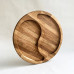 Servírovací talíř dělený z masivního dubového dřeva, průměr 280 mm, přírodní rustikální design s praktickou přihrádkou pro oddělení pokrmů.