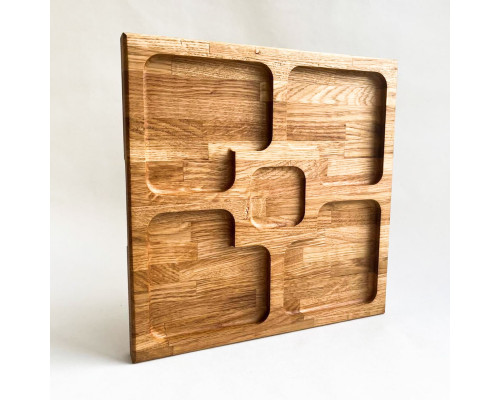 Čtvercový servírovací talíř z dubového dřeva se 4+1 – elegantní dřevěný tác pro stylové podávání pochutin.