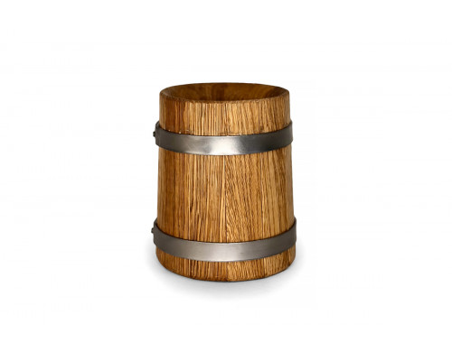 image_3 Dubový pivní korbel o objemu 0,5 litru vyrobený z přírodního masivního dubového dřeva, ručně vyřezávaný, ideální pro servírování piva s rustikálním a elegantním vzhledem.