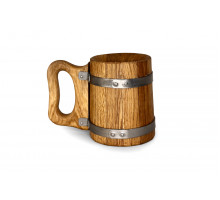 Dubový pivní korbel o objemu 0,5 litru vyrobený z přírodního masivního dubového dřeva, ručně vyřezávaný, ideální pro servírování piva s rustikálním a elegantním vzhledem.