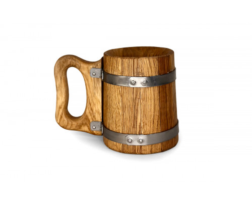 Dubový pivní korbel o objemu 0,5 litru vyrobený z přírodního masivního dubového dřeva, ručně vyřezávaný, ideální pro servírování piva s rustikálním a elegantním vzhledem.