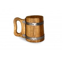 Dubový pivní korbel o objemu 0,5 litru vyrobený z přírodního masivního dubového dřeva, ručně vyřezávaný, ideální pro servírování piva s rustikálním a elegantním vzhledem.