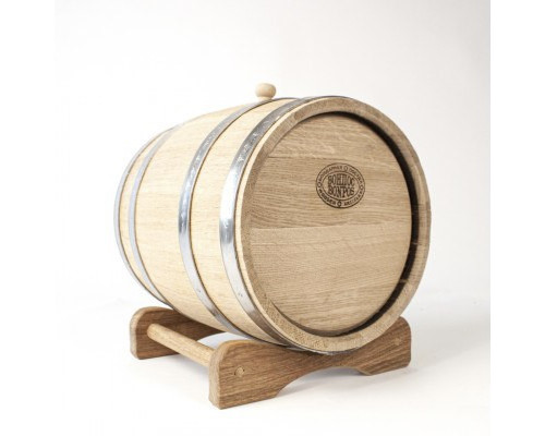 Dubový sud o objemu 30 litrů bez kohoutku, umístěný na stojanu, vhodný pro zrání a skladování alkoholických nápojů