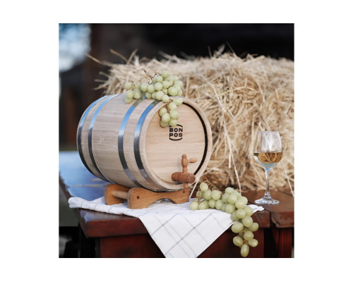 image_5 Dubový sud o objemu 3 litry vyrobený z kvalitního dubového dřeva, určený pro skladování a podávání vína nebo pálenky, umístěný na elegantním dřevěném stojanu pro snadnou manipulaci a servírování