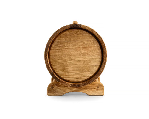 image_2 Dubový sud o objemu 10 litrů, umístěný na elegantním dřevěném stojanu, ideální pro zrání a skladování nápojů jako jsou víno, whisky nebo jiné destiláty