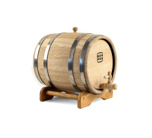 Dubový sud o objemu 10 litrů, umístěný na elegantním dřevěném stojanu, ideální pro zrání a skladování nápojů jako jsou víno, whisky nebo jiné destiláty