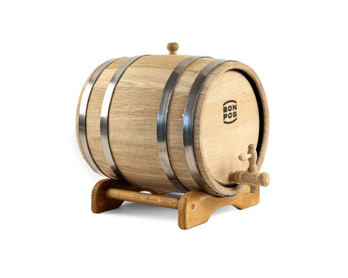 Dubový sud o objemu 10 litrů, umístěný na elegantním dřevěném stojanu, ideální pro zrání a skladování nápojů jako jsou víno, whisky nebo jiné destiláty