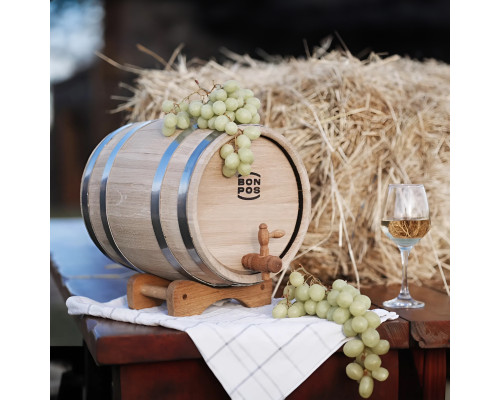 image_4 Dubová sud o objemu 5 litrů se středním vypálením, určená pro zrání a skladování alkoholu, včetně zátky, kohoutu a praktického stojanu pro snadné použití a stabilní umístění