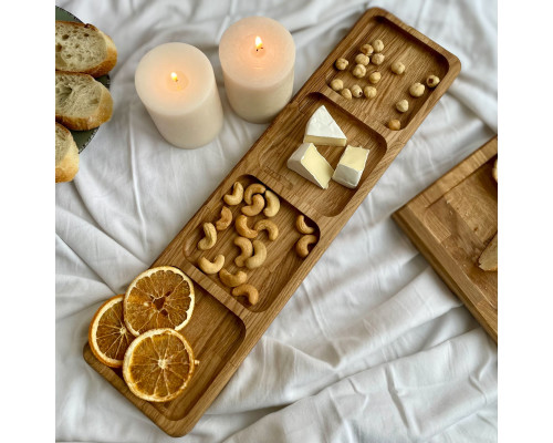 image_4 Dubový servírovací podnos rozdělený na 4 porce, vyrobený z přírodního dřeva s viditelnou strukturou dubu