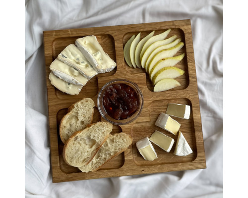 image_4 Čtvercový servírovací talíř z dubového dřeva se 4+1 – elegantní dřevěný tác pro stylové podávání pochutin.