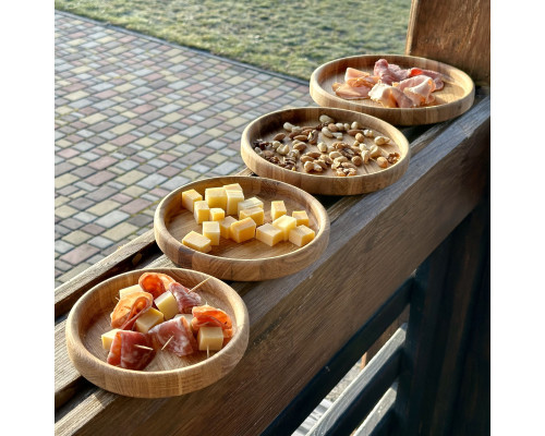 image_5 ada čtyř talířů z masivního dubového dřeva – přírodní dřevěné servírovací talíře ruční výroby