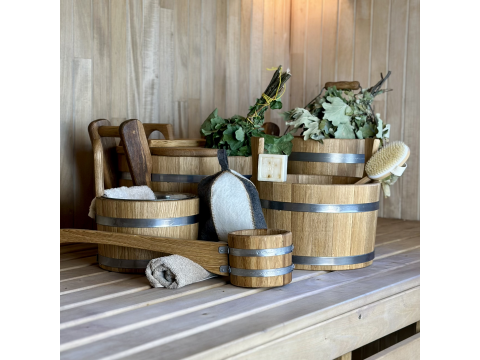 Why is oak wood ideal for sauna accessories?