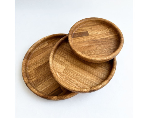 Sada tří dubových kulatých talířů o průměrech 16 cm, 19 cm a 22 cm, ručně vyráběné z masivního dubového dřeva