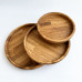 Sada tří dubových kulatých talířů o průměrech 16 cm, 19 cm a 22 cm, ručně vyráběné z masivního dubového dřeva