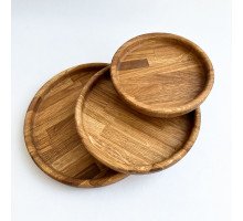 Sada tří dubových kulatých talířů o průměrech 16 cm, 19 cm a 22 cm, ručně vyráběné z masivního dubového dřeva