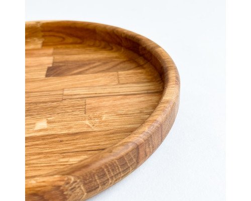 image_3 Ručně vyráběný kulatý dubový talíř o průměru 220 mm z masivního dubového dřeva, přírodní rustikální design, odolný a ekologický talíř vhodný pro servírování jídel.