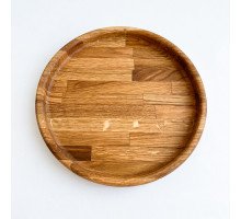 Dubový kulatý talíř o průměru 160 mm, vyrobený z přírodního masivního dubového dřeva, ideální pro servírování nebo dekoraci