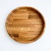 Ručně vyráběný kulatý dubový talíř o průměru 220 mm z masivního dubového dřeva, přírodní rustikální design, odolný a ekologický talíř vhodný pro servírování jídel.