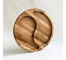 Servírovací talíř dělený z masivního dubového dřeva, průměr 280 mm, přírodní rustikální design s praktickou přihrádkou pro oddělení pokrmů.
