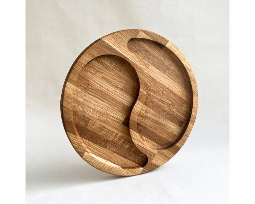 Servírovací talíř dělený z masivního dubového dřeva, průměr 280 mm, přírodní rustikální design s praktickou přihrádkou pro oddělení pokrmů.