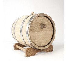 Dubový sud o objemu 10 litrů bez kohoutku, umístěný na stojanu. Sud je vyroben z kvalitního dubového dřeva s přírodním vzhledem, vhodný pro skladování a zrání vína, lihovin nebo jiných nápojů