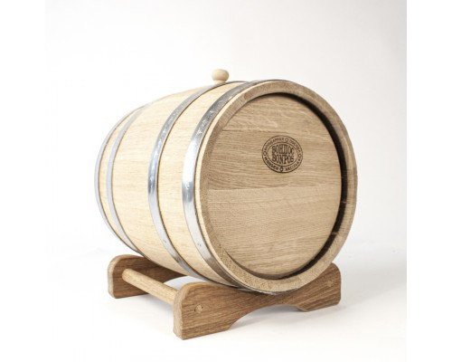 Dubový sud o objemu 10 litrů bez kohoutku, umístěný na stojanu. Sud je vyroben z kvalitního dubového dřeva s přírodním vzhledem, vhodný pro skladování a zrání vína, lihovin nebo jiných nápojů