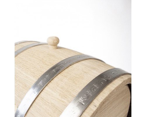 image_3 Dubový sud o objemu 10 litrů bez kohoutku, umístěný na stojanu. Sud je vyroben z kvalitního dubového dřeva s přírodním vzhledem, vhodný pro skladování a zrání vína, lihovin nebo jiných nápojů